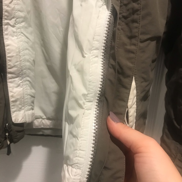 Women’s Northface Rain Jacket - Picture 2 of 5
